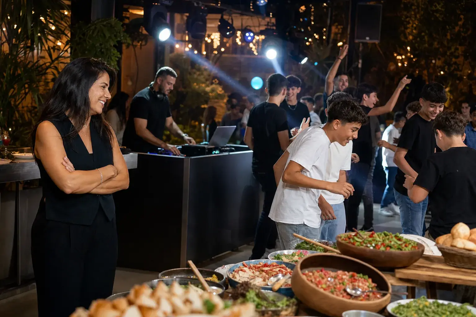 רחבת ריקודים מלאה עם תאורה חמה ואפקטים באירוע בת מצווה