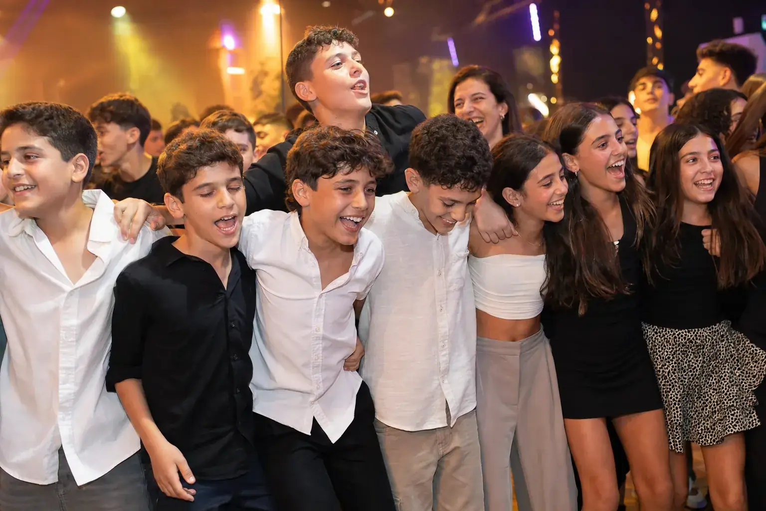 רחבה מלאה ילדים יחד