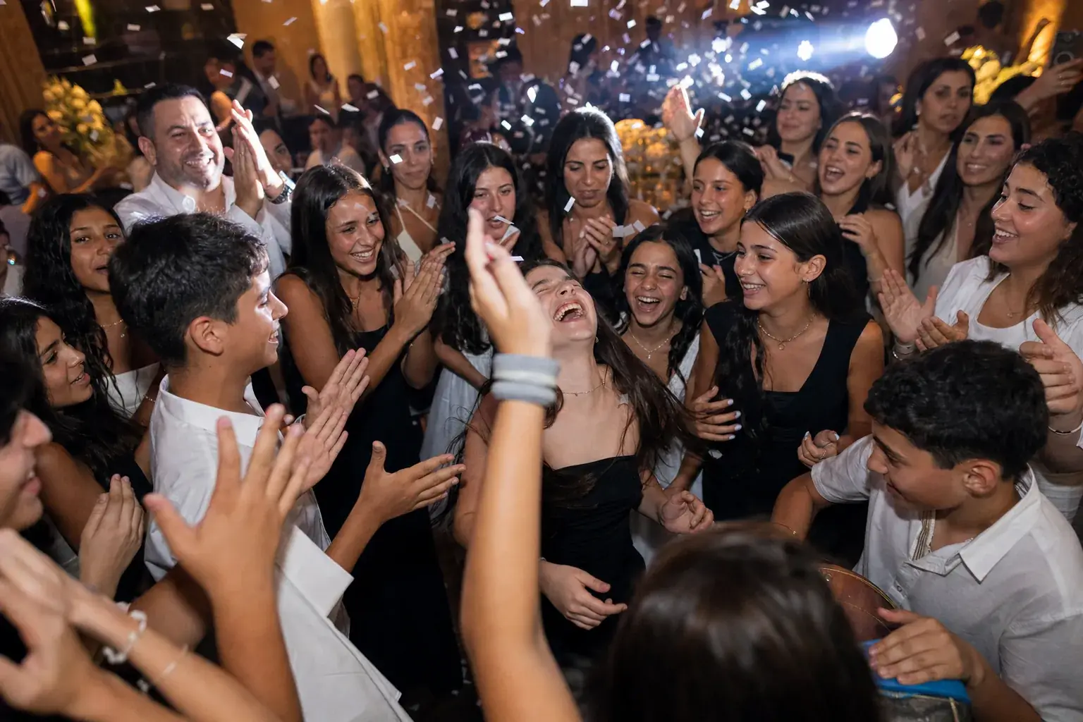 רחבת ריקודים מלאה בבת מצווה עם ילדים רוקדים ואטרקציה שמשתלבת בערב