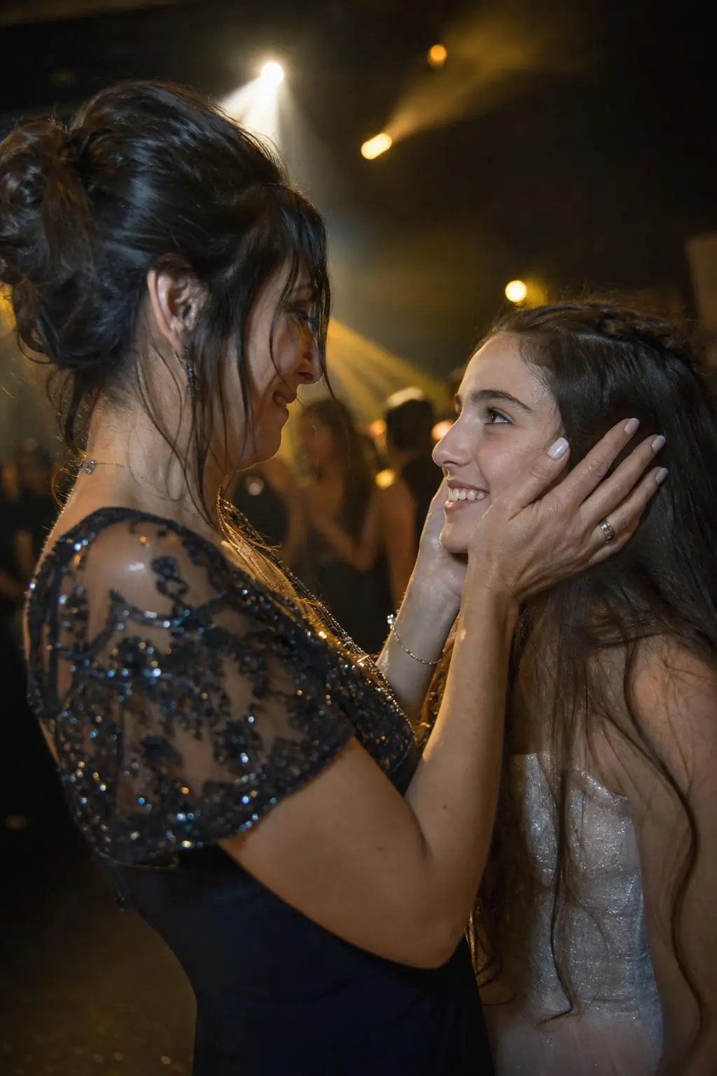 אמא ובת ברגע שקט באירוע בת מצווה