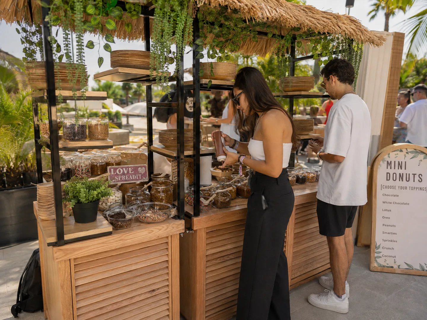 אורחים ניגשים לעמדת מיני הדונאטס ומרכיבים מנה בעצמם