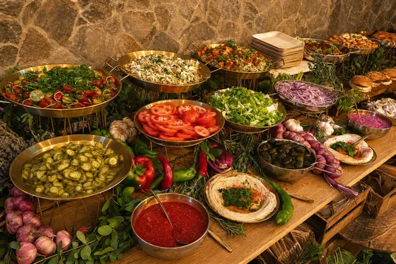 בר הסלטים בפלטות פליז על מעמדי ח�וט זהב