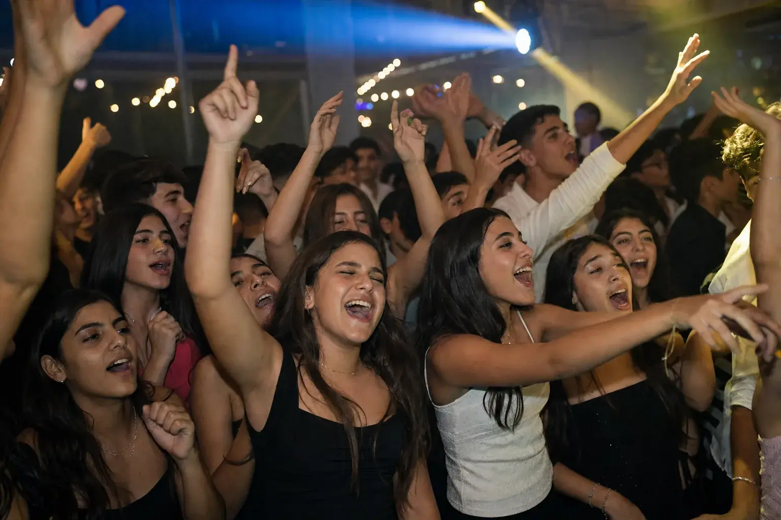 ילדים עומדים בצד בזמן רחבה פעילה