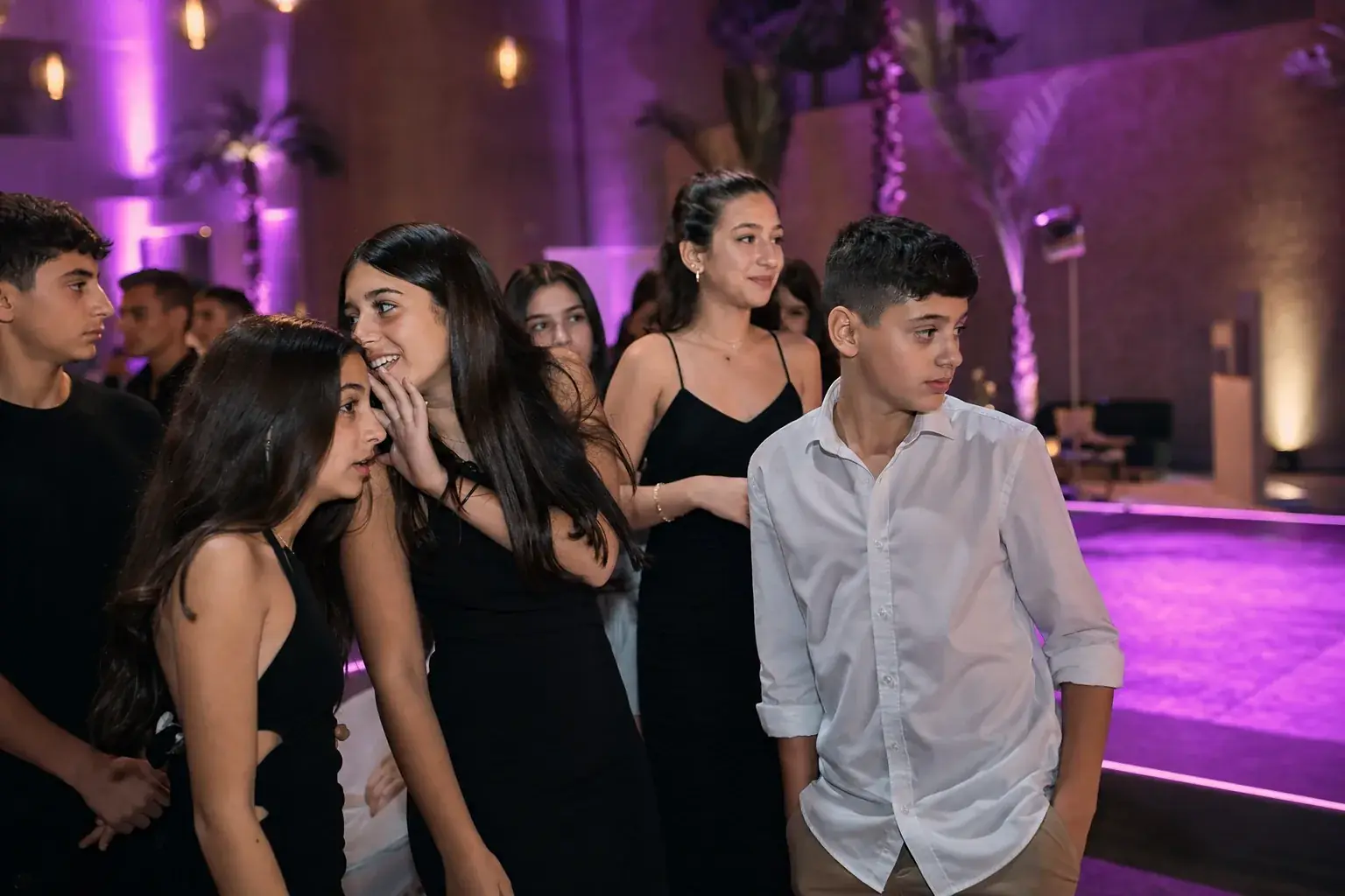 ילדים עומדים בצד מסתכלים על הרחבה באירוע